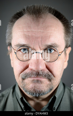 kaukasischen Mann mittleren Alters mit Brille, Schnurrbart und Bart Stockfoto