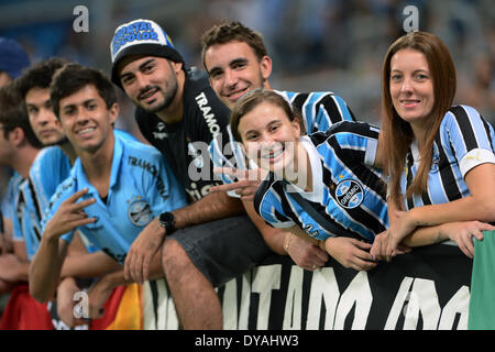 Porto Alegre, Brasilien. 10. April 2014. PORTO ALEGRE, Brasilien -10 April. Gremio Unterstützer in der Partie zwischen Gremio und Naciona de Montevideol, für die Gruppe 6 der Copa Libertadores de America, spielte an der Arena Do Gremio Stadion am 10. April 2014 Foto: Edu Andrade/Urbanandsport/Nurphoto © Edu Andrade/NurPhoto/ZUMAPRESS.com/Alamy Live-Nachrichten Stockfoto