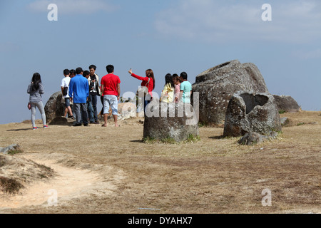 Junge Touristen an Plain of Jars Standort 1 in Laos Stockfoto