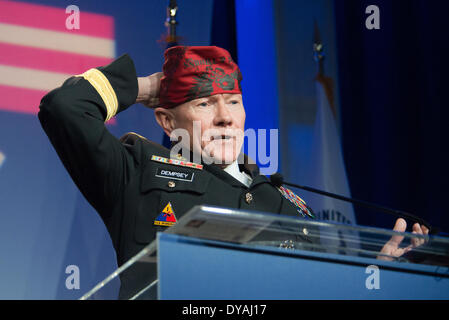 US Joint Chiefs Chairman General Martin Dempsey singt ein Lied während der Operation Homefront 6. jährlichen militärischen Kind des Jahres Awards Dinner im Crystal Gateway Marriott 10. April 2014 in Arlington, Virginia. Das militärische Kind des Jahres ist das militärische Kind von jedem Dienst vorgestellt, die Ausfallsicherheit, Führung und Leistung zeigt. Stockfoto