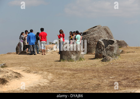 Junge Touristen an Plain of Jars Standort 1 in Laos Stockfoto