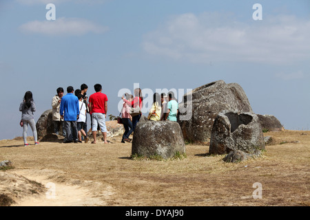 Junge Touristen an Plain of Jars Standort 1 in Laos Stockfoto