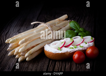 Frisches Sandwich und weißen Spargel Stockfoto
