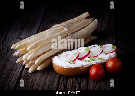 Frisches Sandwich und weißen Spargel Stockfoto