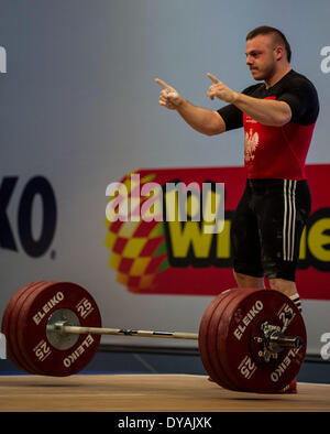 Tel Aviv, Israel. 11. April 2014. Adrian Zielinski von Polen Gesten, während die Männer 94kg Finale der Gewichtheber-Europameisterschaft in Tel Aviv, Israel, 11. April 2014. Adrian Zielinski nahm 1. Snatch, 2. sauber & Ruck und 1. in der Gesamtmenge mit 180kg, 210kg und 390kg bzw.. © Li Rui/Xinhua/Alamy Live-Nachrichten Stockfoto