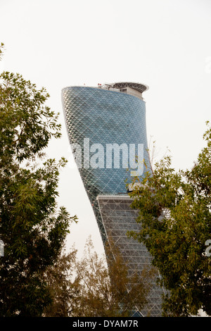 Capital Gate Tower & Hyatt Capital Gate Hotel baut bei 18 Grad, im Besitz von ADNEC, RMJM Architekten gelehnt. Stockfoto