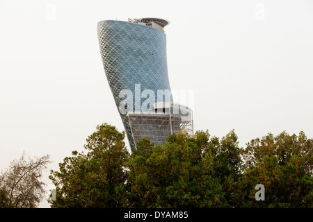 Capital Gate Tower & Hyatt Capital Gate Hotel baut bei 18 Grad, im Besitz von ADNEC, RMJM Architekten gelehnt. Stockfoto