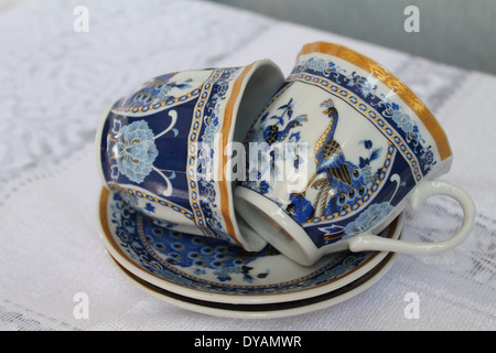 zwei blaue schöne Tassen und Untertassen mit Prints von Vögel für Tee-time Stockfoto