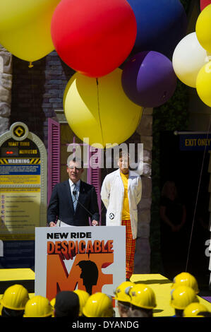 Los Angeles, Kalifornien, USA. 11. April 2014. Bürgermeister von Los Angeles Eric Garcetti befasst sich mit die Premiere des neuen ultra HD digitale Animation 3D-Abenteuer "Despicable Me Minion Mayhem" in den Universal Studios Hollywood in Universal City, Los Angeles, Kalifornien, am 11. April 2014. Bildnachweis: Yang Lei/Xinhua/Alamy Live-Nachrichten Stockfoto