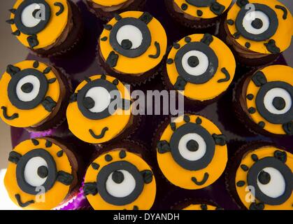 Los Angeles, Kalifornien, USA. 11. April 2014. Minion Kuchen sind während der Premiere des neuen ultra HD digitale Animation 3D-Abenteuer "Despicable Me Minion Mayhem" in den Universal Studios Hollywood in Universal City, Los Angeles, Kalifornien, am 11. April 2014 gesehen. Bildnachweis: Yang Lei/Xinhua/Alamy Live-Nachrichten Stockfoto