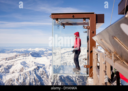 Ein Tourist steht im Feld "Schritt ins Leere" Glas auf die Aiguille Du Midi (3842m) Berggipfel über Chamonix Mont-Blanc Stockfoto