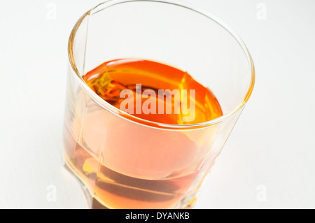 Whisky in einem Glas auf weißem Hintergrund. Stockfoto