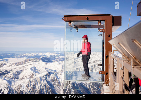 Ein Tourist steht im Feld "Schritt ins Leere" Glas auf die Aiguille Du Midi (3842m) Berggipfel über Chamonix Mont-Blanc Stockfoto