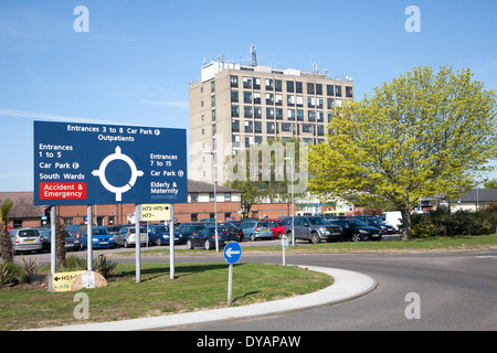 Parkplatz Schild und Mutterschaft Einheit Ipswich Hospital NHS Trust, Ipswich, Suffolk, England Stockfoto