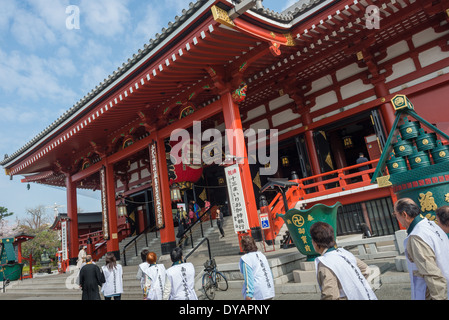Ehrenhof im Senso-Ji Tempel in Asakusa Bezirk von Tokio. Stockfoto