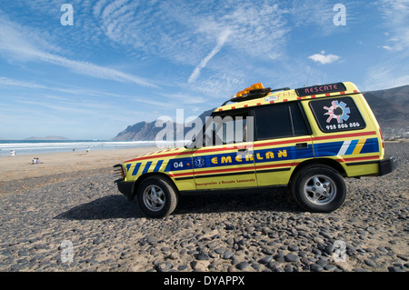 Land Rover Discovery 4 X 4 4 x 4 Küstenwache am Playa de Famara Lanzarote vulkanischen Strände Strand Inseln Insel Kanarischen Insel ich Stockfoto