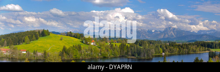 Panoramablick auf ländliche Landschaft und Alpen Berge in der Nähe der Stadt Füssen in Bayern, Deutschland Stockfoto