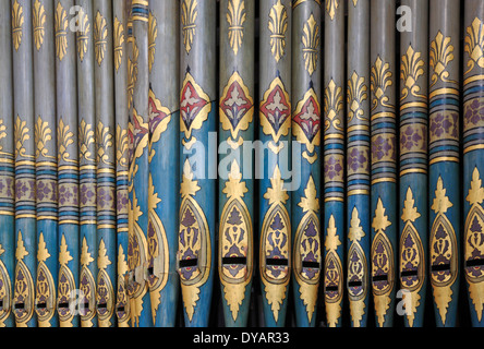 Ein Blick auf die eingerichtete Orgelpfeifen in der Pfarrkirche in Edgefield, Norfolk, England, Vereinigtes Königreich. Stockfoto