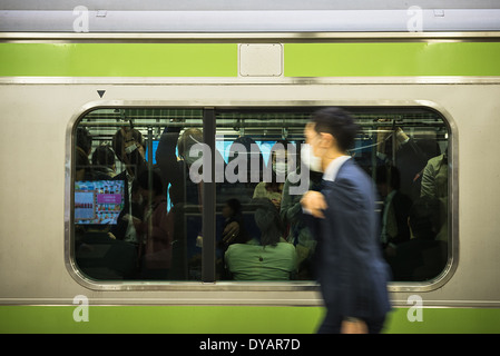 Überfüllten Zug an einer u-Bahnstation in Tokyo. Stockfoto