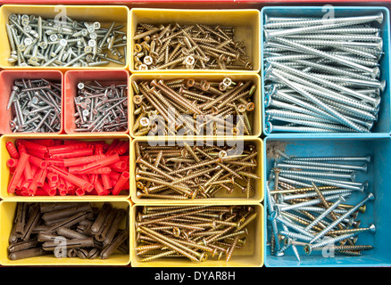 Bunte Zimmerei Schachtel mit Metallschrauben, die von oben gesehen Stockfoto