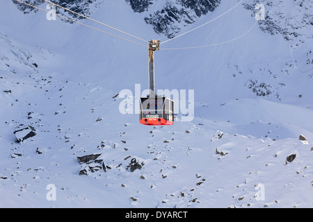 Die Aiguille Du Midi-Gondel befördert Passagiere an die Spitze des Berges Aiguille Du Midi über Chamonix Mont-Blanc, Frankreich. Stockfoto