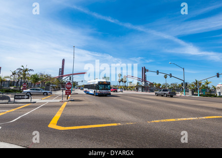 El Cajon Boulevard Transit Plaza Gateway (von Paul Hobson). San Diego, California, Vereinigte Staaten von Amerika. Stockfoto