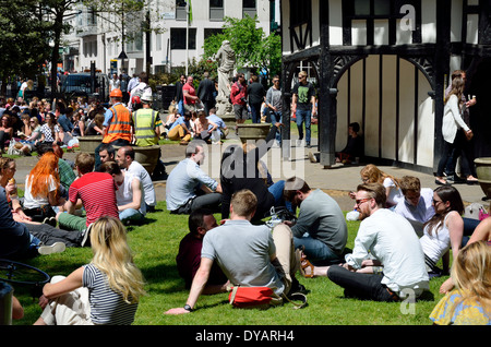 London, England, Vereinigtes Königreich. Die Menschen genießen das sommerliche Wetter in Soho Square Stockfoto