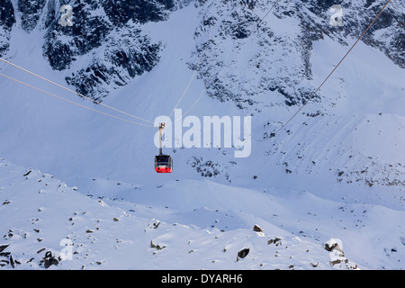 Die Aiguille Du Midi-Gondel befördert Passagiere an die Spitze des Berges Aiguille Du Midi über Chamonix Mont-Blanc, Frankreich. Stockfoto