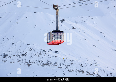 Die Aiguille Du Midi-Gondel befördert Passagiere an die Spitze des Berges Aiguille Du Midi über Chamonix Mont-Blanc, Frankreich. Stockfoto