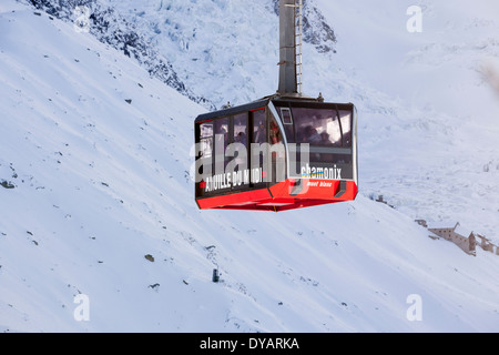 Die Aiguille Du Midi-Gondel befördert Passagiere an die Spitze des Berges Aiguille Du Midi über Chamonix Mont-Blanc, Frankreich. Stockfoto