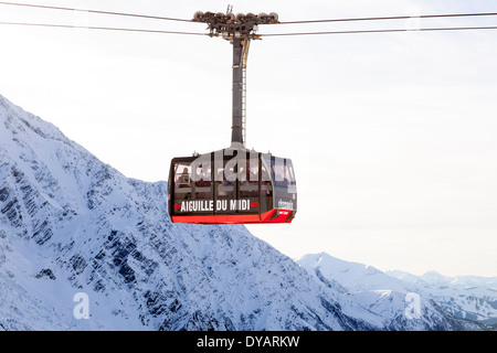 Die Aiguille Du Midi-Gondel befördert Passagiere an die Spitze des Berges Aiguille Du Midi über Chamonix Mont-Blanc, Frankreich. Stockfoto