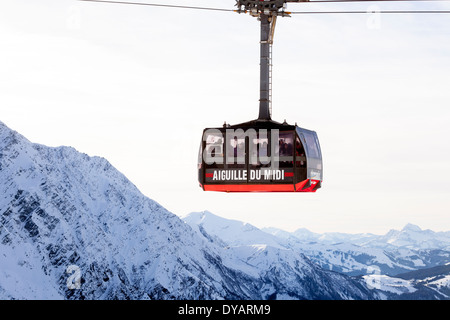 Die Aiguille Du Midi-Gondel befördert Passagiere an die Spitze des Berges Aiguille Du Midi über Chamonix Mont-Blanc, Frankreich. Stockfoto