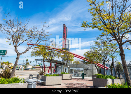 El Cajon Boulevard Transit Plaza Gateway (von Paul Hobson). San Diego, California, Vereinigte Staaten von Amerika. Stockfoto