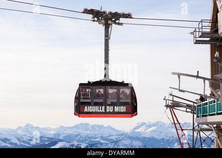 Die Aiguille Du Midi-Gondel befördert Passagiere an die Spitze des Berges Aiguille Du Midi über Chamonix Mont-Blanc, Frankreich. Stockfoto