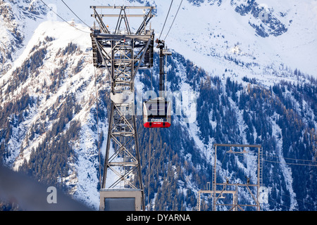 Die Aiguille Du Midi-Gondel befördert Passagiere an die Spitze des Berges Aiguille Du Midi über Chamonix Mont-Blanc, Frankreich. Stockfoto