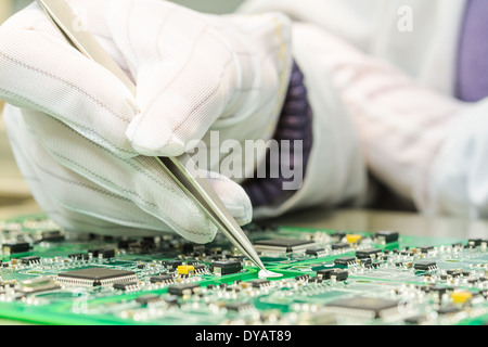 Technischen und elektronischen Komponente Qualitätskontrolle im QC-Labor auf PCB schlüsselfertige Computerherstellung Stockfoto