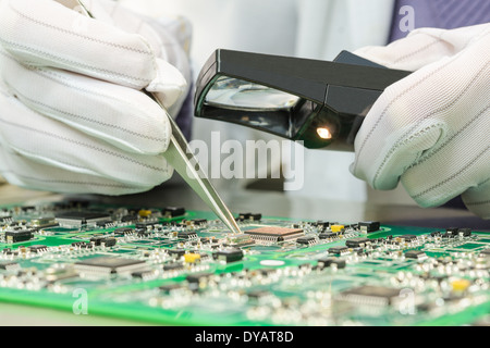 Qualitätskontrolle von elektronischen Bauelementen auf Leiterplatten im Labor Hightech-Fabrik Stockfoto