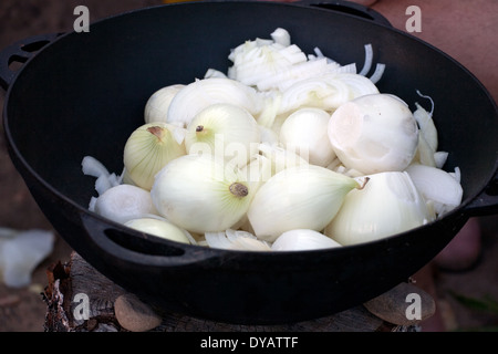 großen Kessel voller Zwiebeln für Suppe kochen closeup Stockfoto