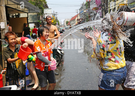 Chiang Mai, Thailand. 12. April 2014. Songkran, das thailändische Neujahrsfest beginnt mit einem riesigen Wasserschlacht in Chiang Mai, Thailand. Touristen und Einheimische gleichermaßen trat in eine riesige Wasserschlacht, die übernahm die ganze Stadt und die dürfte für vier Tage dauern. Niemand bleibt trocken und Motorradfahrer und Menschen in Tuk Tuks sind die Hauptziele, wie sie durch warten Spaß passieren suchende bewaffnet mit den neuesten Super-Soaker Wasserpistolen oder nur Eimer Wasser. Bildnachweis: Paul Brown/Alamy Live-Nachrichten Stockfoto