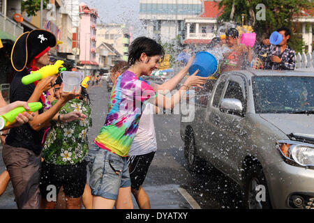 Chiang Mai, Thailand. 12. April 2014. Songkran, das thailändische Neujahrsfest beginnt mit einem riesigen Wasserschlacht in Chiang Mai, Thailand. Touristen und Einheimische gleichermaßen trat in eine riesige Wasserschlacht, die übernahm die ganze Stadt und die dürfte für vier Tage dauern. Niemand bleibt trocken und Motorradfahrer und Menschen in Tuk Tuks sind die Hauptziele, wie sie durch warten Spaß passieren suchende bewaffnet mit den neuesten Super-Soaker Wasserpistolen oder nur Eimer Wasser. Bildnachweis: Paul Brown/Alamy Live-Nachrichten Stockfoto