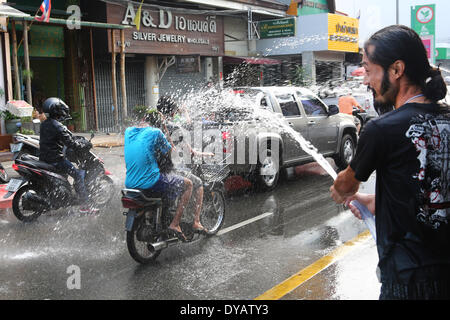 Chiang Mai, Thailand. 12. April 2014. Songkran, das thailändische Neujahrsfest beginnt mit einem riesigen Wasserschlacht in Chiang Mai, Thailand. Touristen und Einheimische gleichermaßen trat in eine riesige Wasserschlacht, die übernahm die ganze Stadt und die dürfte für vier Tage dauern. Niemand bleibt trocken und Motorradfahrer und Menschen in Tuk Tuks sind die Hauptziele, wie sie durch warten Spaß passieren suchende bewaffnet mit den neuesten Super-Soaker Wasserpistolen oder nur Eimer Wasser. Bildnachweis: Paul Brown/Alamy Live-Nachrichten Stockfoto