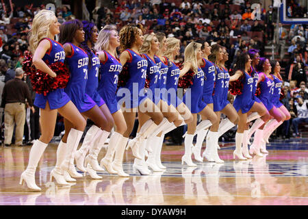 5. April 2014: Philadelphia 76ers Dream Team führen während der NBA-Spiel zwischen der Brooklyn Nets und die Philadelphia 76ers im Wells Fargo Center in Philadelphia, Pennsylvania. Die Netze gewann 105-101. Christopher Szagola/Cal-Sport-Medien Stockfoto