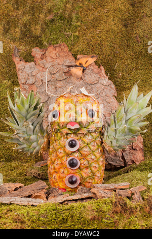 Geschnitzte Eule Ananas im Wald Stockfoto