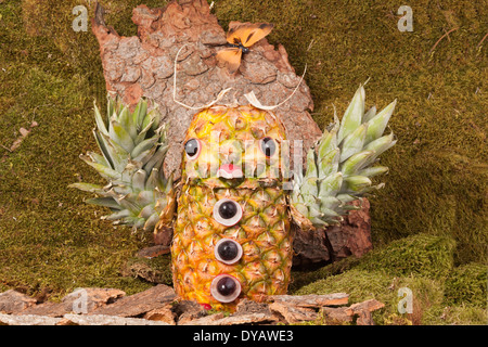 Geschnitzte Uhu aus Ananas im Wald, Landschaft Stockfoto