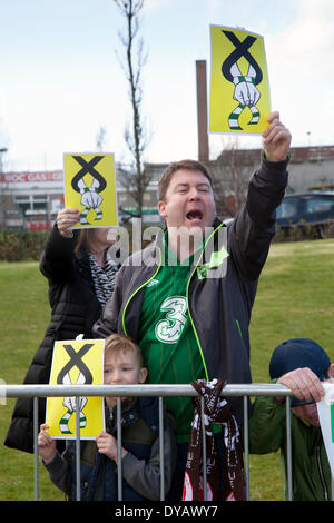 „Axe the Act“ schottische Fußballfans Kriminelle protestieren am Freitag, den 11. April 2014 in Aberdeen, Schottland, Großbritannien. Fans, Fußball, Sport, Fan, Spiel, Team, Belästigung von Unterstützern, männlich, jung, Veranstaltung, Wettbewerb, Menschen demonstrieren außerhalb der SNP-Frühjahrskonferenz. Keltische Fans haben eine neue Kampagnengruppe, Fans gegen die Kriminalisierung, gebildet, um gegen den ersten Teil des Gesetzes über Offensive Behaviour at Football and Throating Communications zu kämpfen. Stockfoto