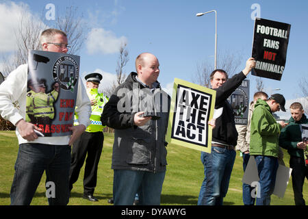 „Axe the Act“ schottische Fußballfans Kriminelle protestieren am Freitag, den 11. April 2014 in Aberdeen, Schottland, Großbritannien. Fans, Fußball, Sport, Fan, Spiel, Team, Belästigung von Unterstützern, männlich, jung, Veranstaltung, Wettbewerb, Menschen demonstrieren außerhalb der SNP-Frühjahrskonferenz. Keltische Fans haben eine neue Kampagnengruppe, Fans gegen die Kriminalisierung, gebildet, um gegen den ersten Teil des Gesetzes über Offensive Behaviour at Football and Throating Communications zu kämpfen. Stockfoto