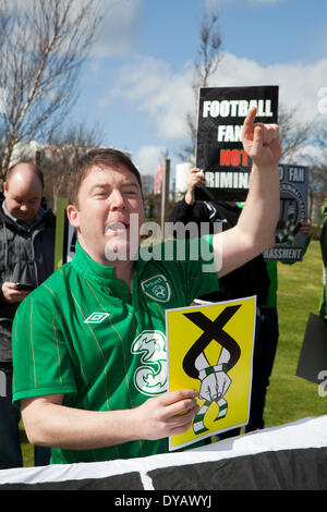 „Axe the Act“ schottische Fußballfans Kriminelle protestieren am Freitag, den 11. April 2014 in Aberdeen, Schottland, Großbritannien. Fans, Fußball, Sport, Fan, Spiel, Team, Belästigung von Unterstützern, männlich, jung, Veranstaltung, Wettbewerb, Menschen demonstrieren außerhalb der SNP-Frühjahrskonferenz. Keltische Fans haben eine neue Kampagnengruppe, Fans gegen die Kriminalisierung, gebildet, um gegen den ersten Teil des Gesetzes über Offensive Behaviour at Football and Throating Communications zu kämpfen. Stockfoto