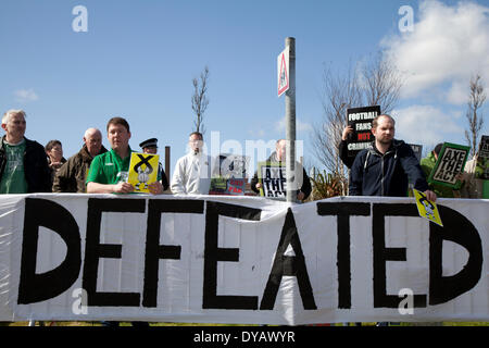 „Axe the Act“ schottische Fußballfans Kriminelle protestieren am Freitag, den 11. April 2014 in Aberdeen, Schottland, Großbritannien. Fans, Fußball, Sport, Fan, Spiel, Team, Belästigung von Unterstützern, männlich, jung, Veranstaltung, Wettbewerb, Menschen demonstrieren außerhalb der SNP-Frühjahrskonferenz. Keltische Fans haben eine neue Kampagnengruppe, Fans gegen die Kriminalisierung, gebildet, um gegen den ersten Teil des Gesetzes über Offensive Behaviour at Football and Throating Communications zu kämpfen. Stockfoto