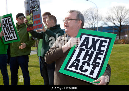 „Axe the Act“ schottische Fußballfans Kriminelle protestieren am Freitag, den 11. April 2014 in Aberdeen, Schottland, Großbritannien. Fans, Fußball, Sport, Fan, Spiel, Team, Belästigung von Unterstützern, männlich, jung, Veranstaltung, Wettbewerb, Menschen demonstrieren außerhalb der SNP-Frühjahrskonferenz. Keltische Fans haben eine neue Kampagnengruppe, Fans gegen die Kriminalisierung, gebildet, um gegen den ersten Teil des Gesetzes über Offensive Behaviour at Football and Throating Communications zu kämpfen. Stockfoto