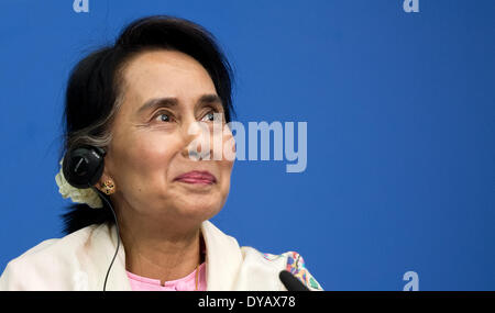Berlin, Deutschland. 12. April 2014. Die birmanischen Nobel Peace Preis Friedensnobelpreisträgerin Aung San Suu Kyi ist während einer Pressekonferenz am Ende ihres Besuches in Deutschland in Berlin, Deutschland, 12. April 2014 abgebildet. Foto: Bernd von Jutrczenka/Dpa/Alamy Live News Stockfoto